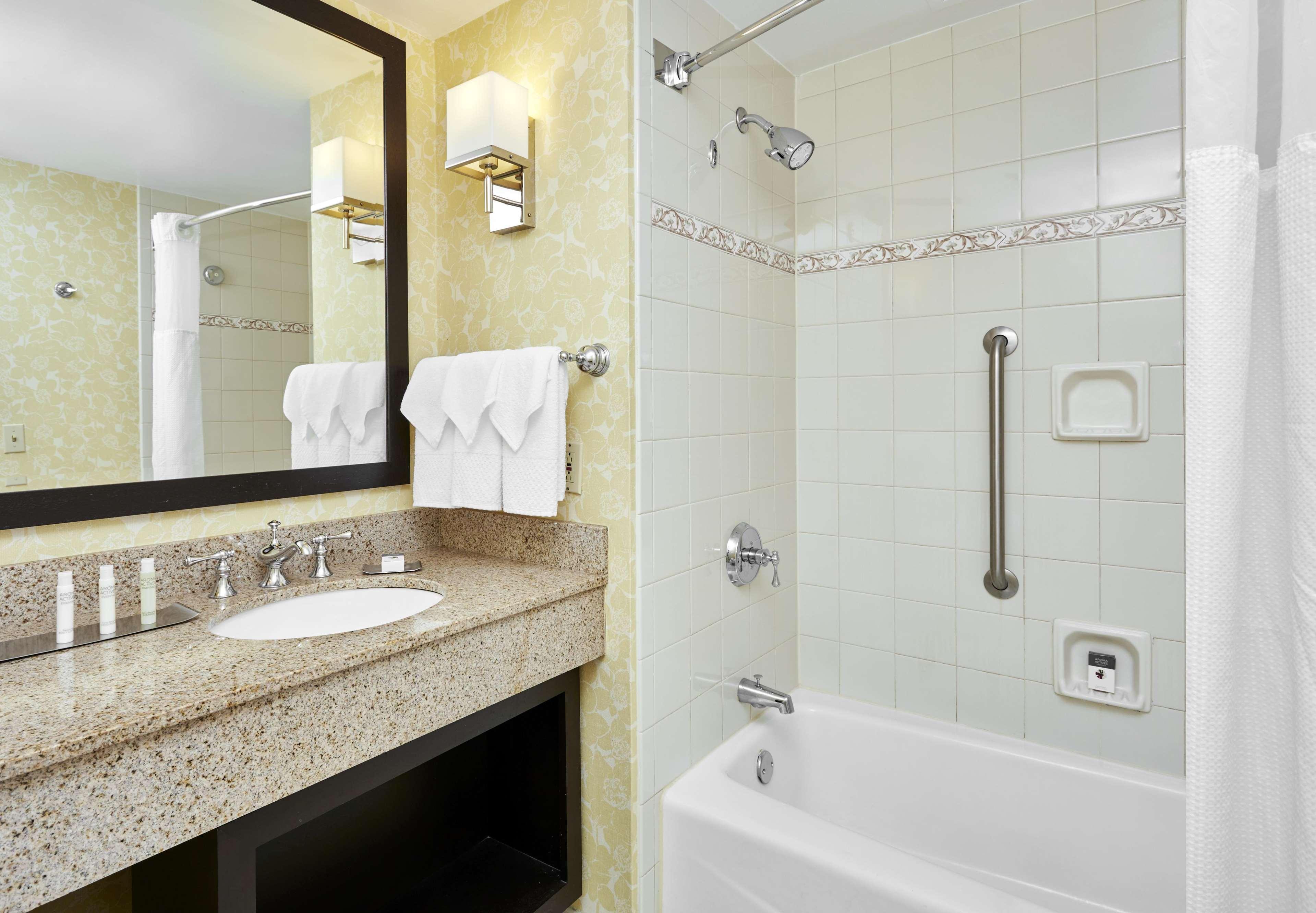 Doubletree By Hilton Charlotte Uptown Otel Dış mekan fotoğraf