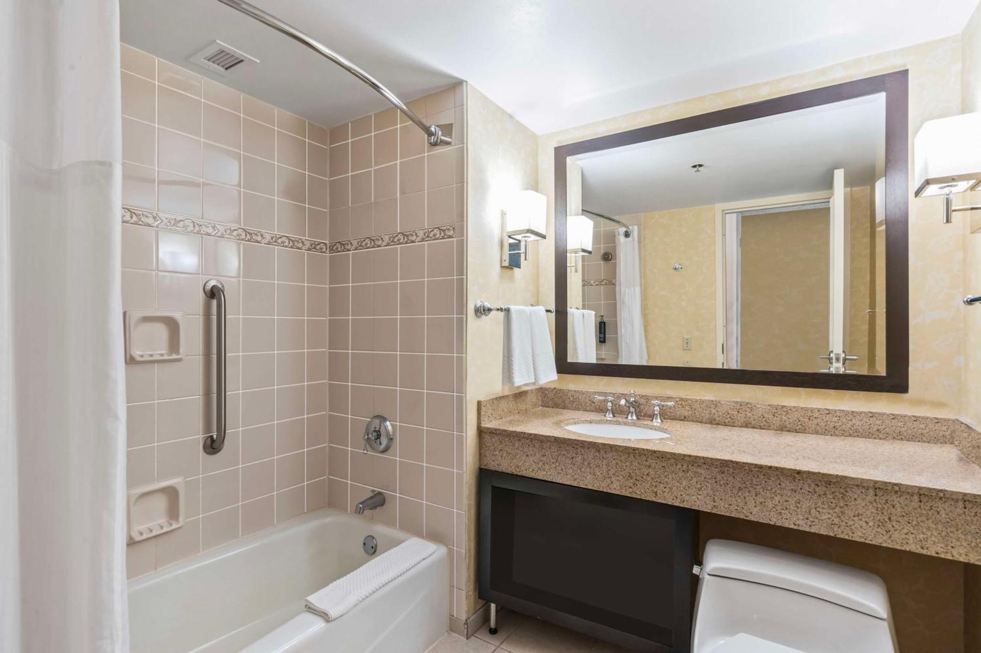 Doubletree By Hilton Charlotte Uptown Otel Dış mekan fotoğraf